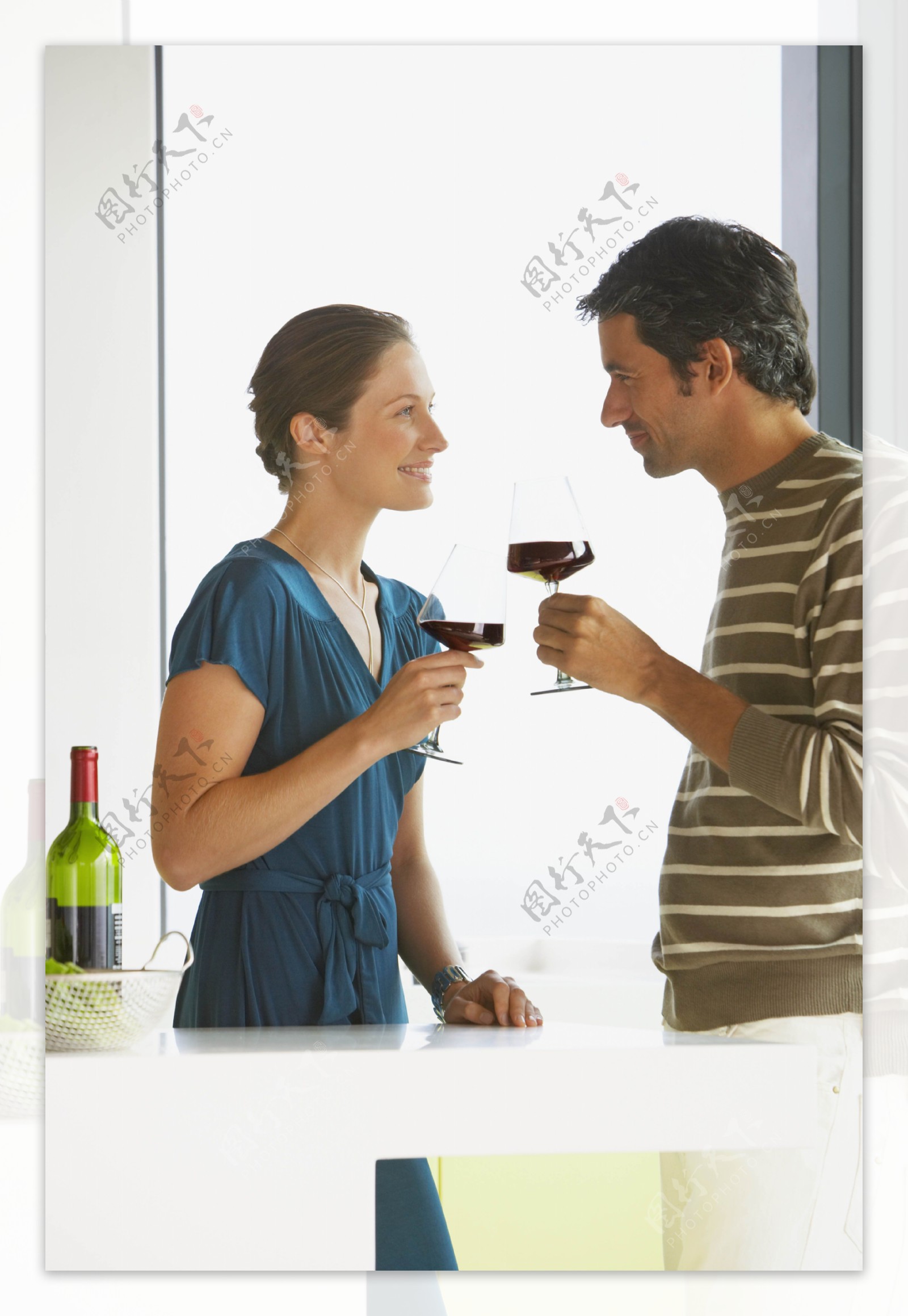 喝红酒的男女图片