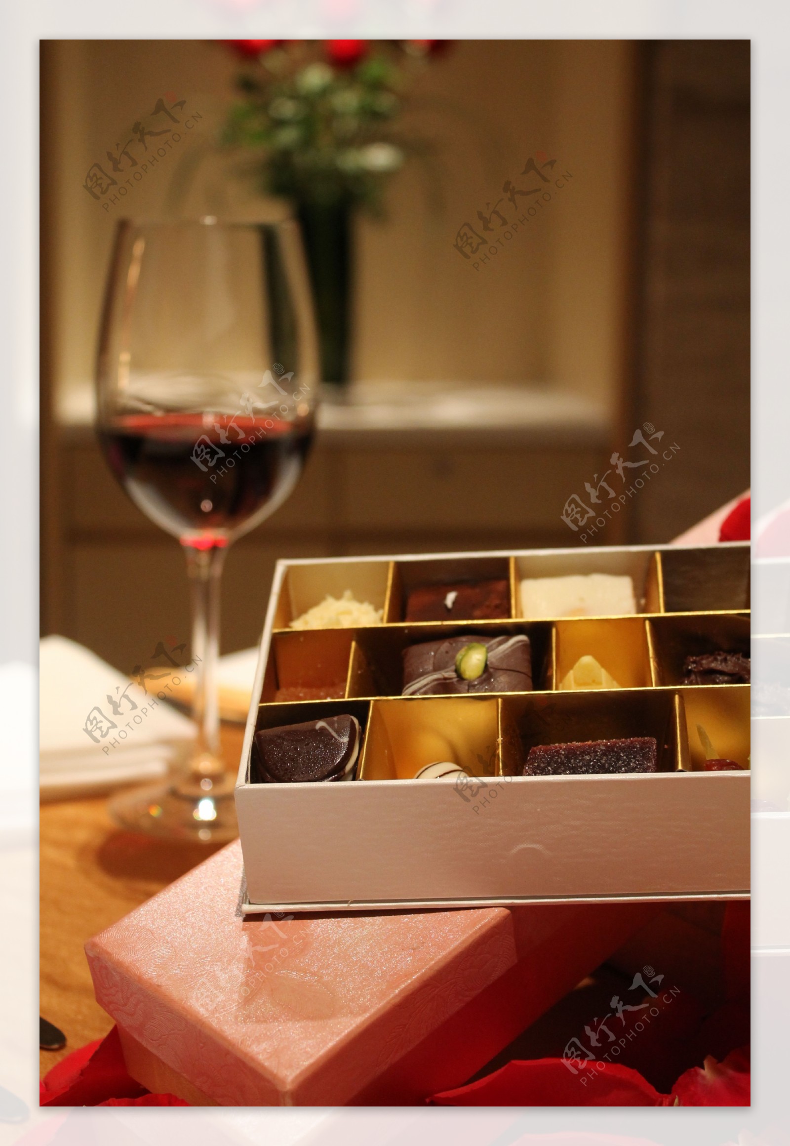 情人节巧克力和红酒图片