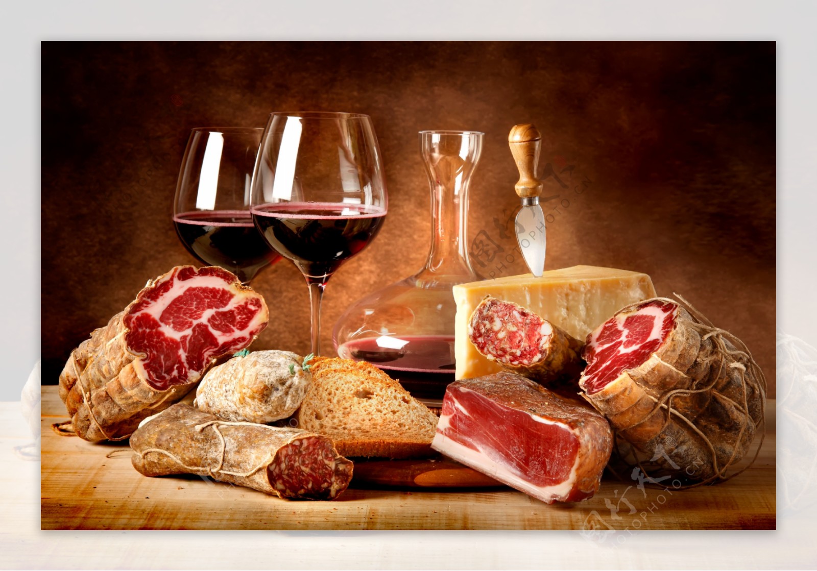 红酒和鲜肉图片