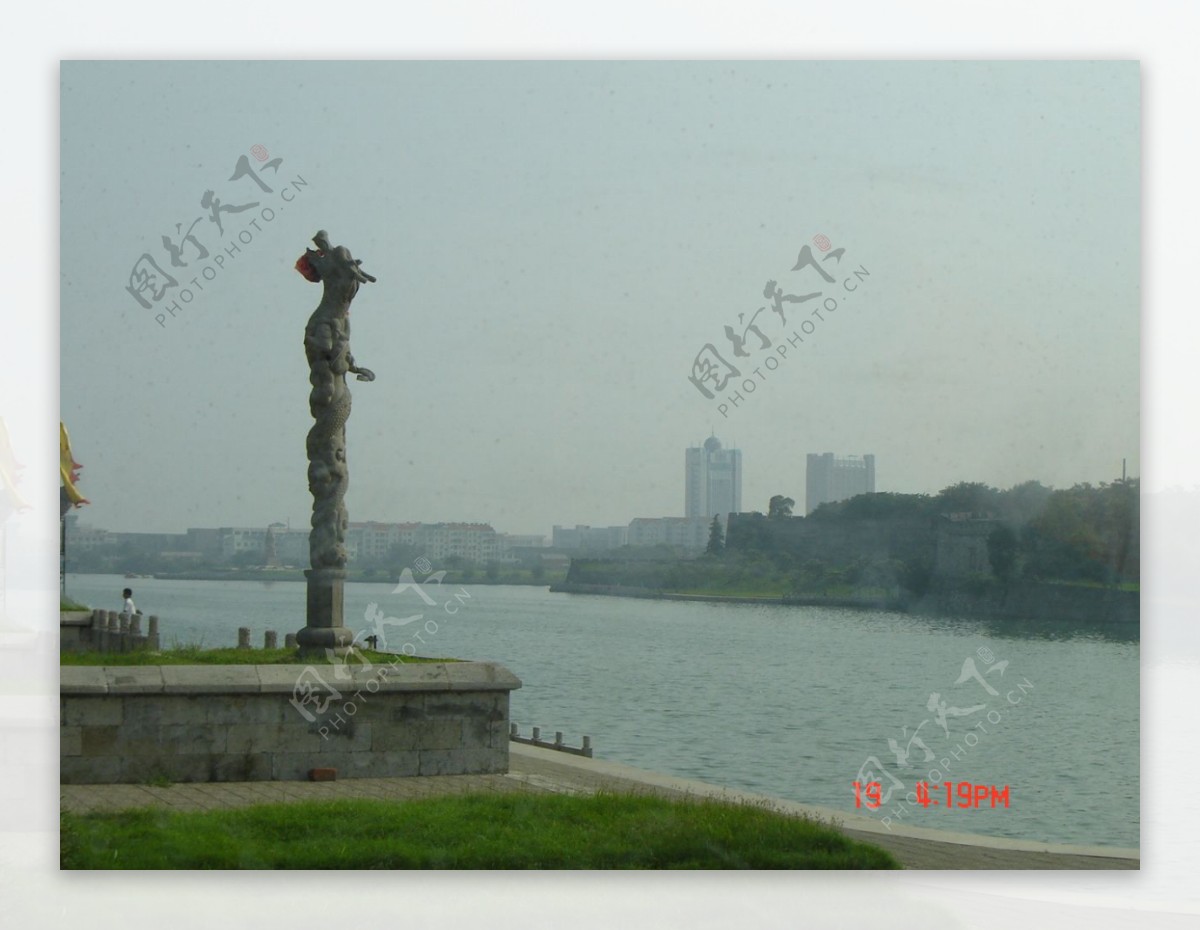 荆州龙柱和护城河图片