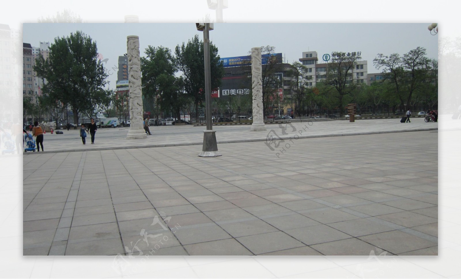 公园广场雕刻石柱图片