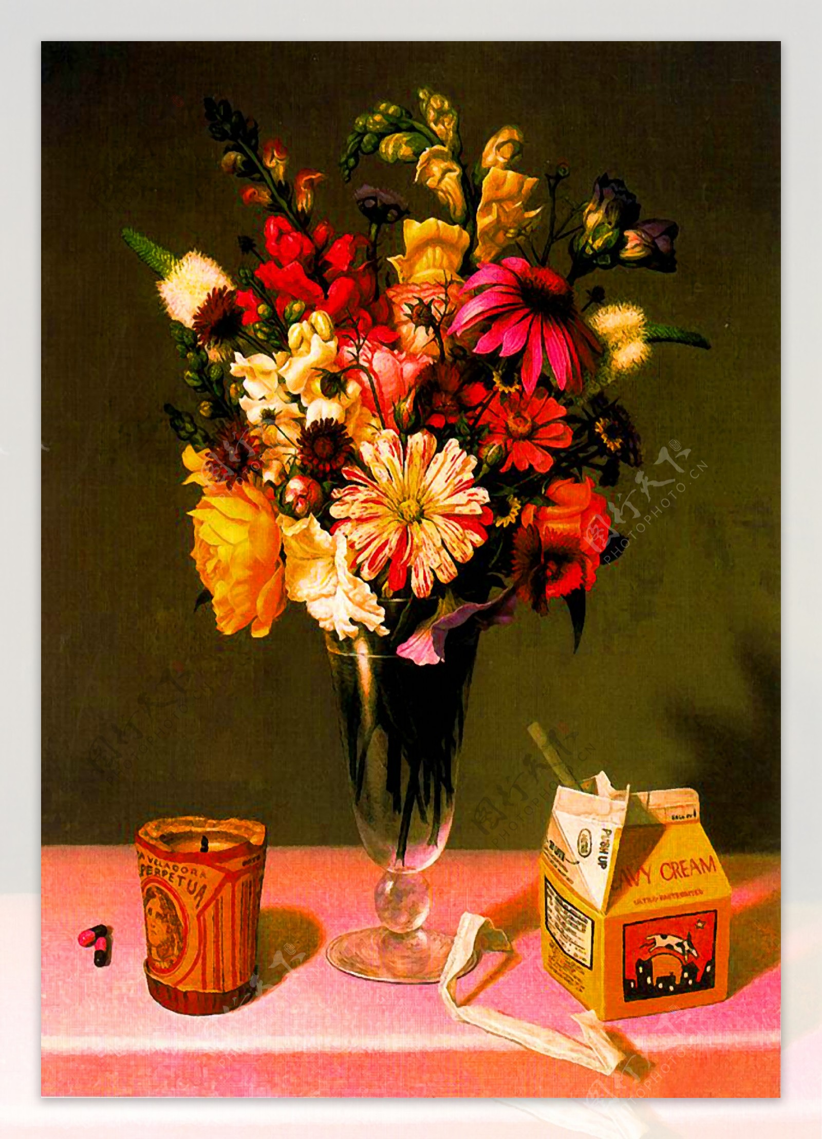 油画桌上玻璃杯中的鲜花图片