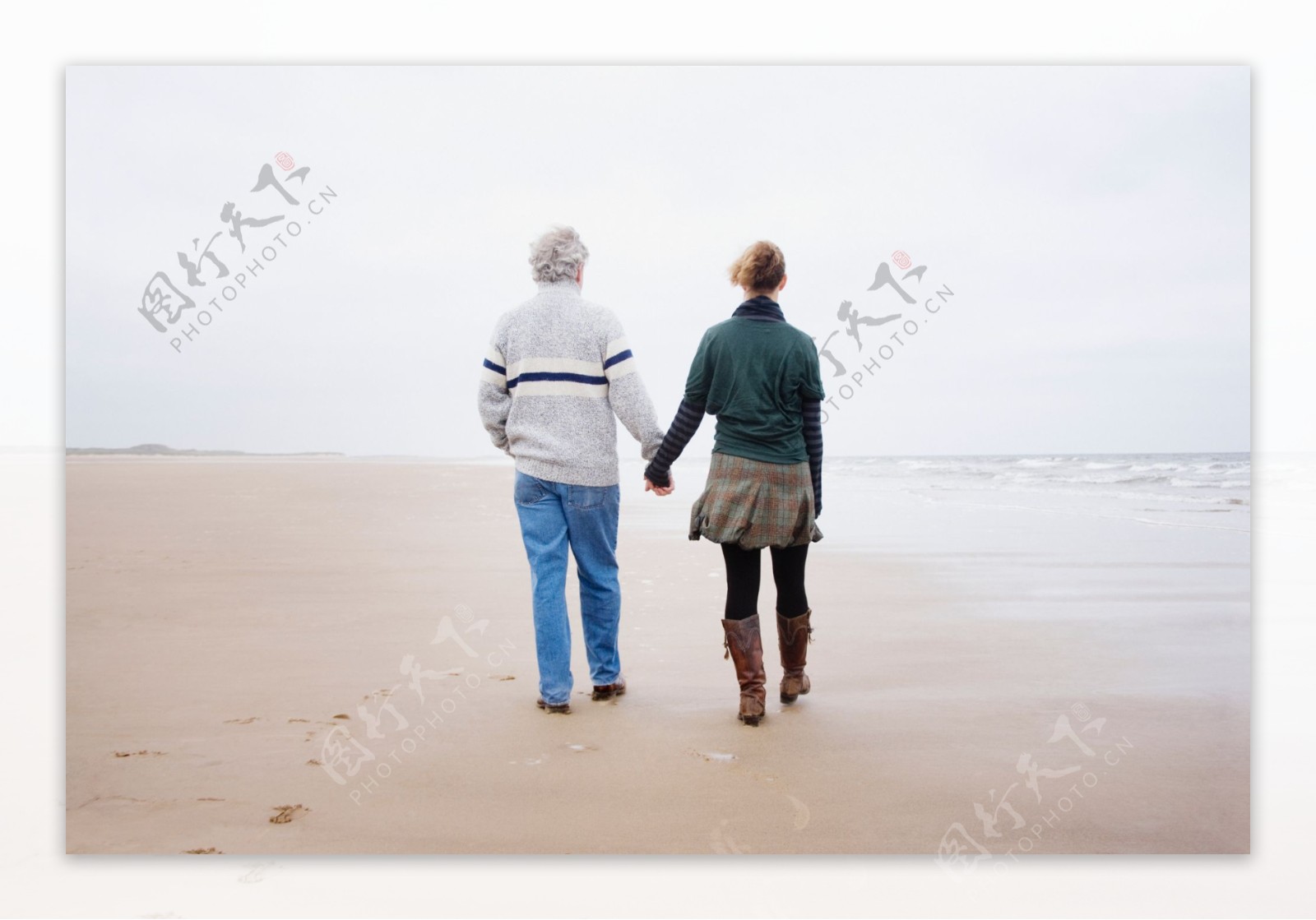 海边散步的浪漫情侣图片
