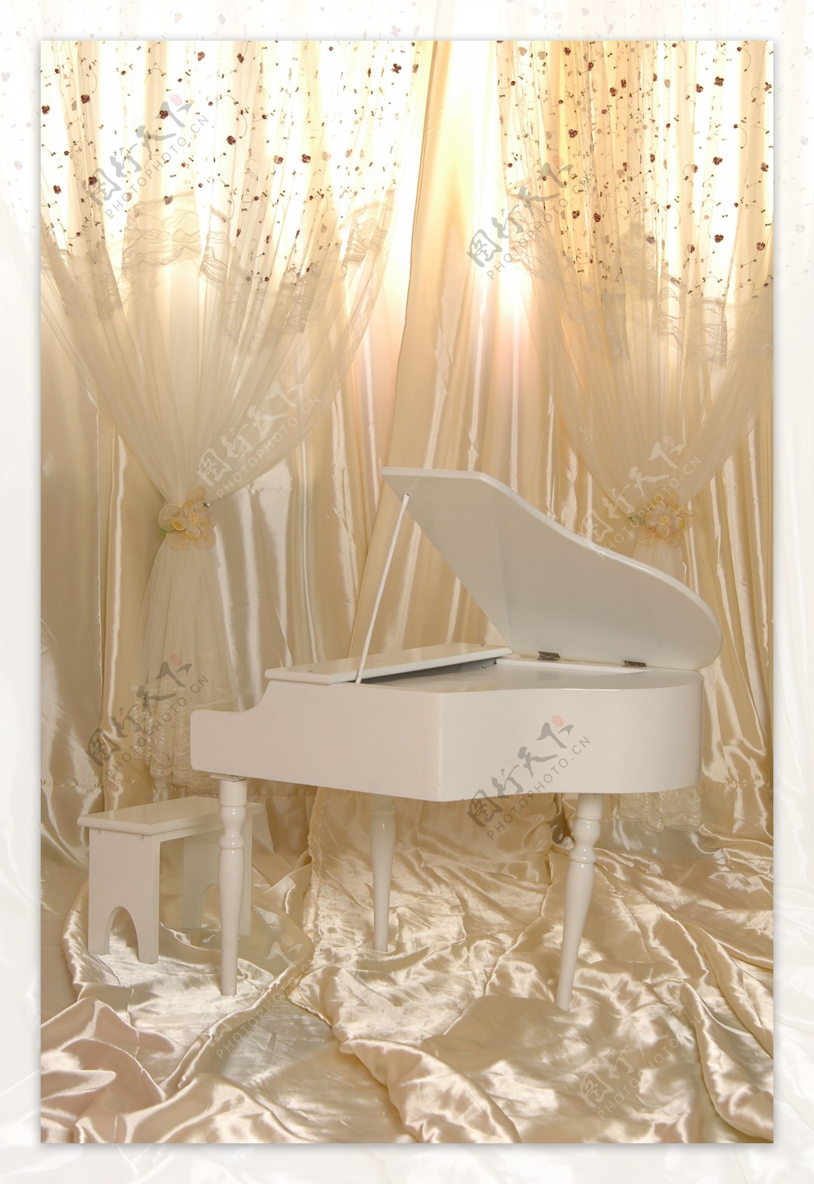 窗帘白色钢琴白色凳子图片