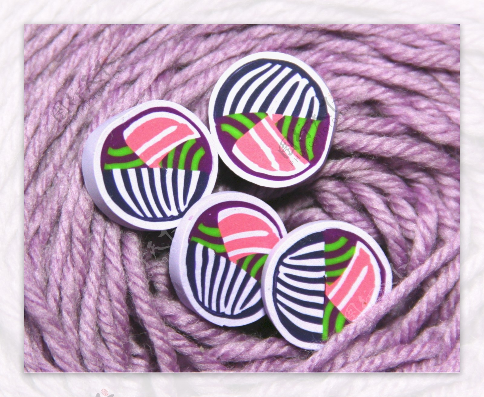 紫色花纹纽扣