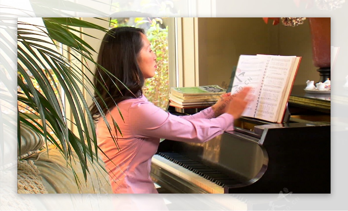 女钢琴的股票视频视频免费下载