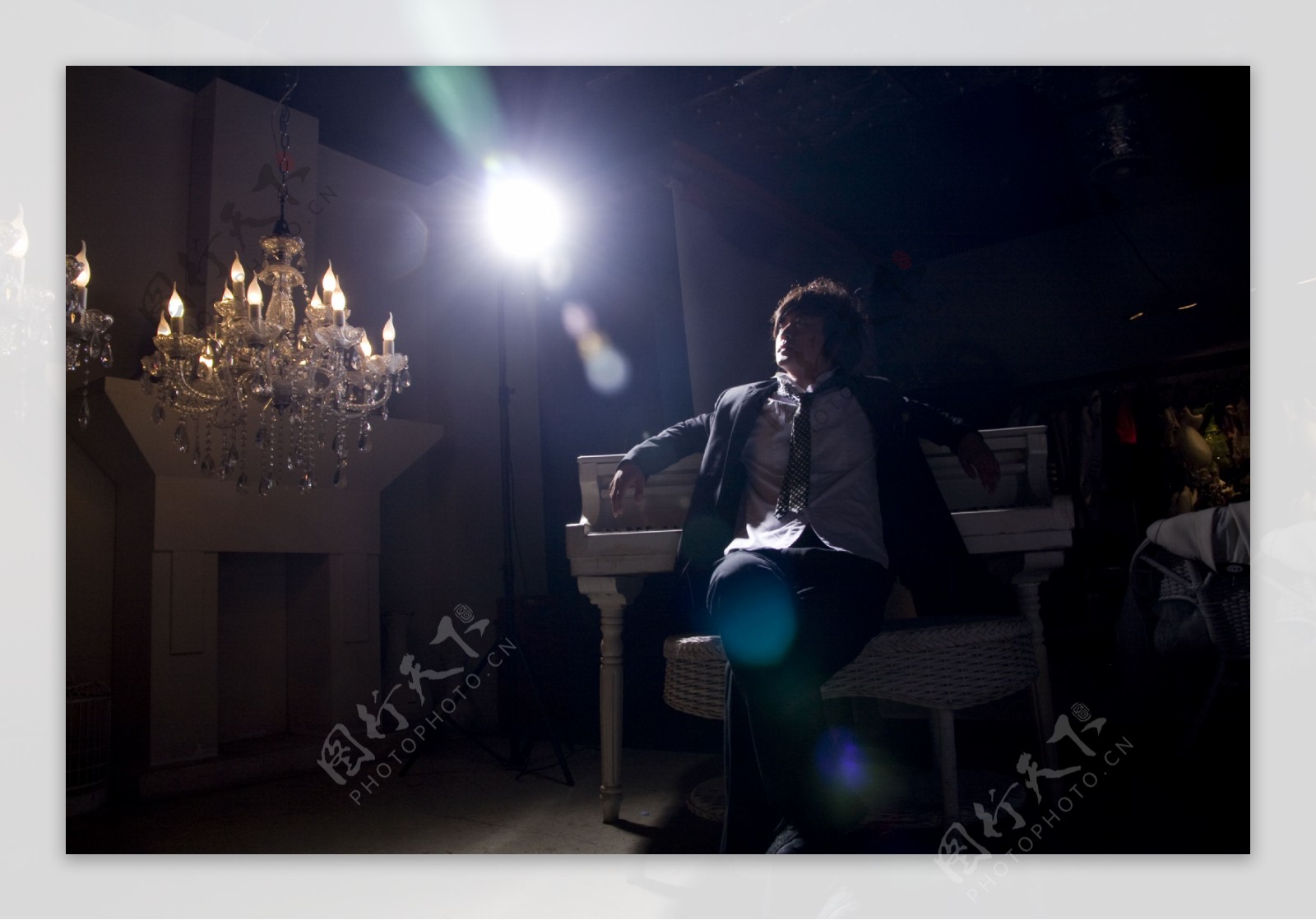 广州拍摄黄忠忧郁的钢琴图片