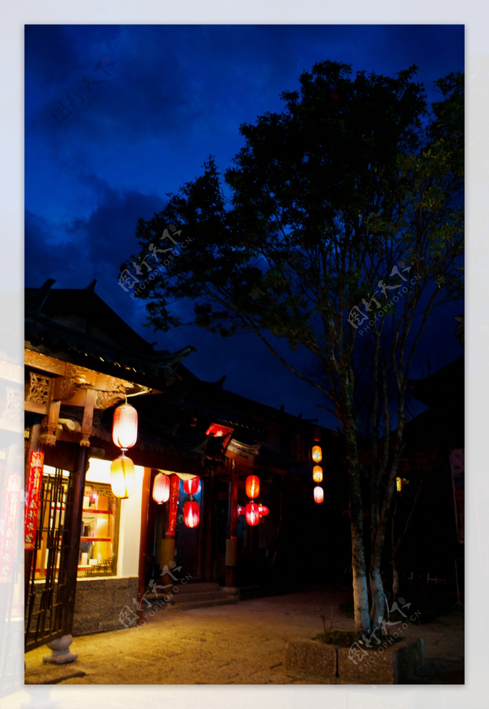 夜晚的丽江古镇小铺图片