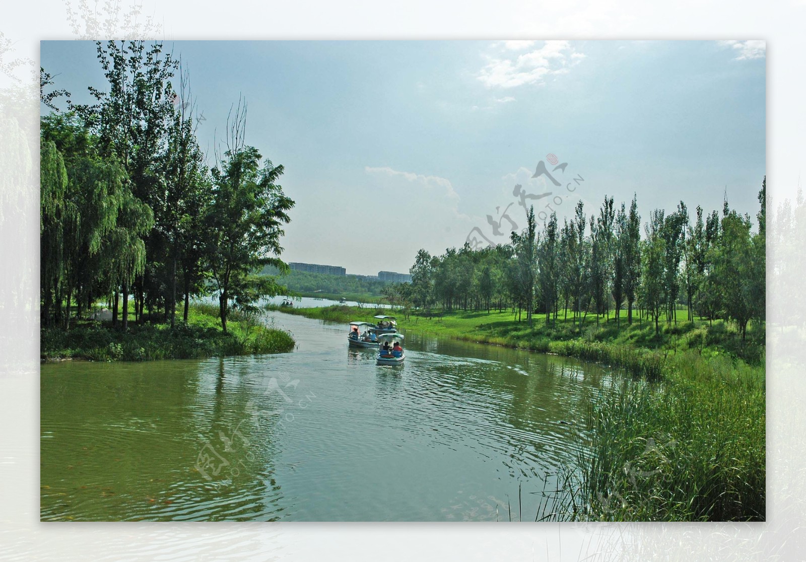 北京奥体公园湖面游艇图片