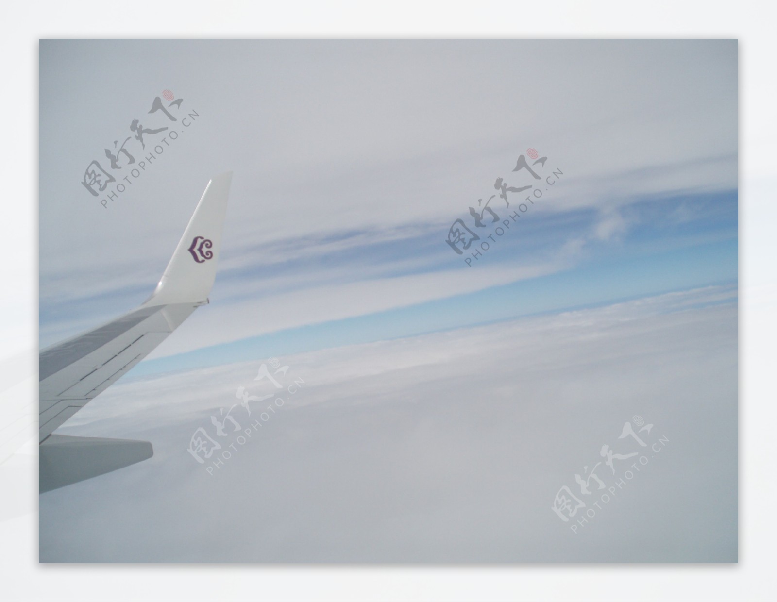 云海飞机翅膀天空图片