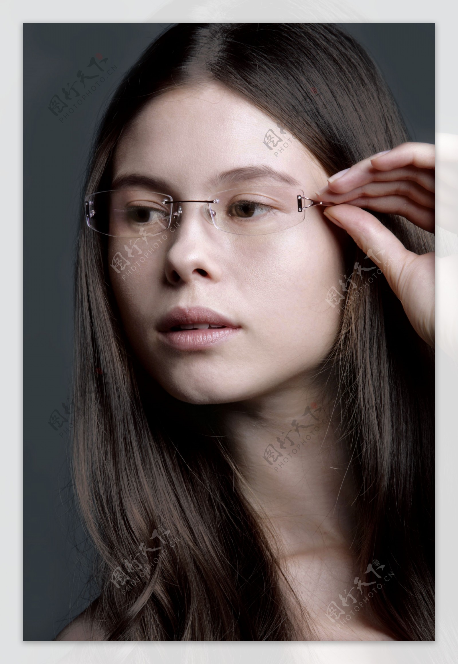 黑白灰经典质感眼镜美女图片-欧莱凯设计网