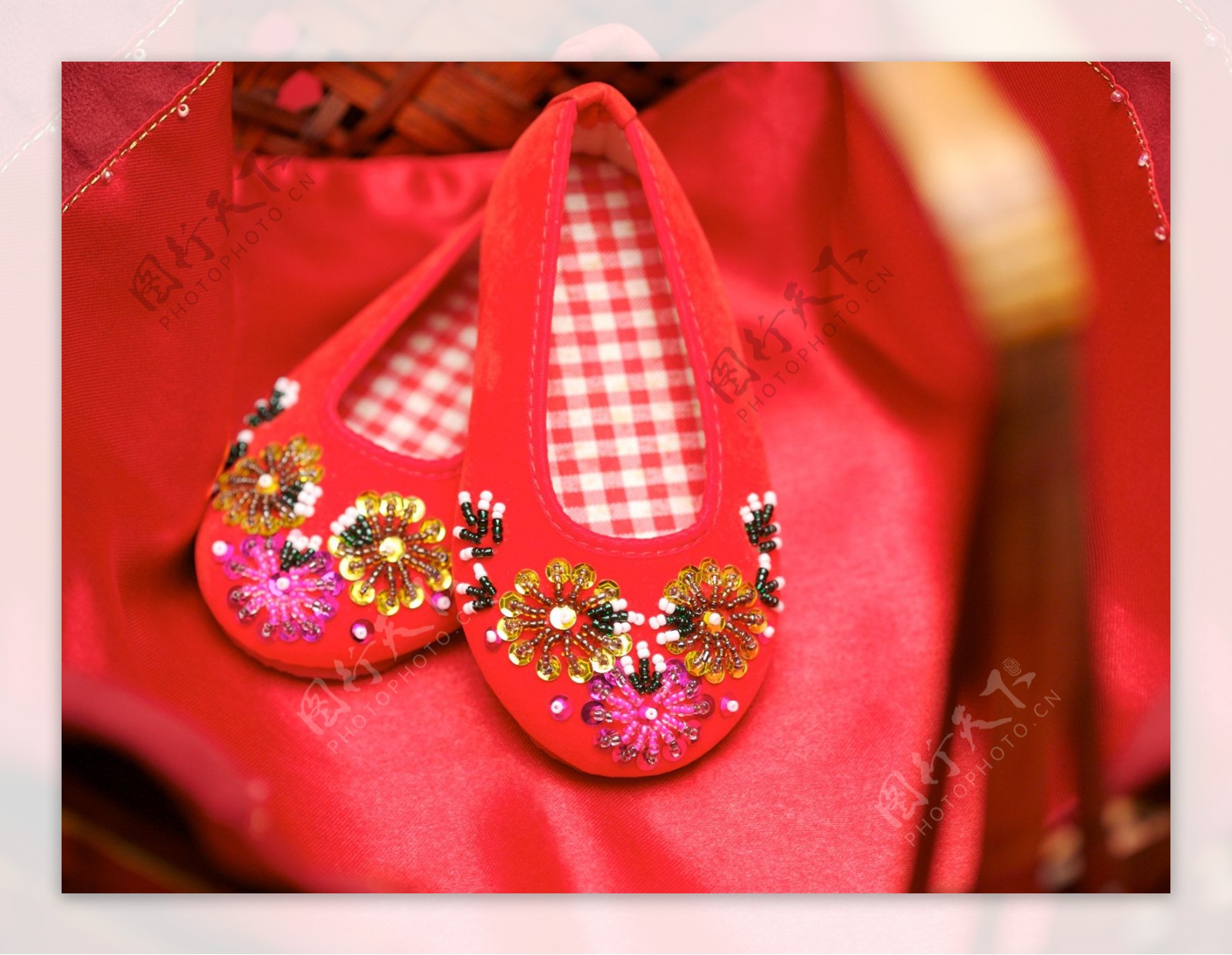 中国风喜气婚礼红色绣鞋
