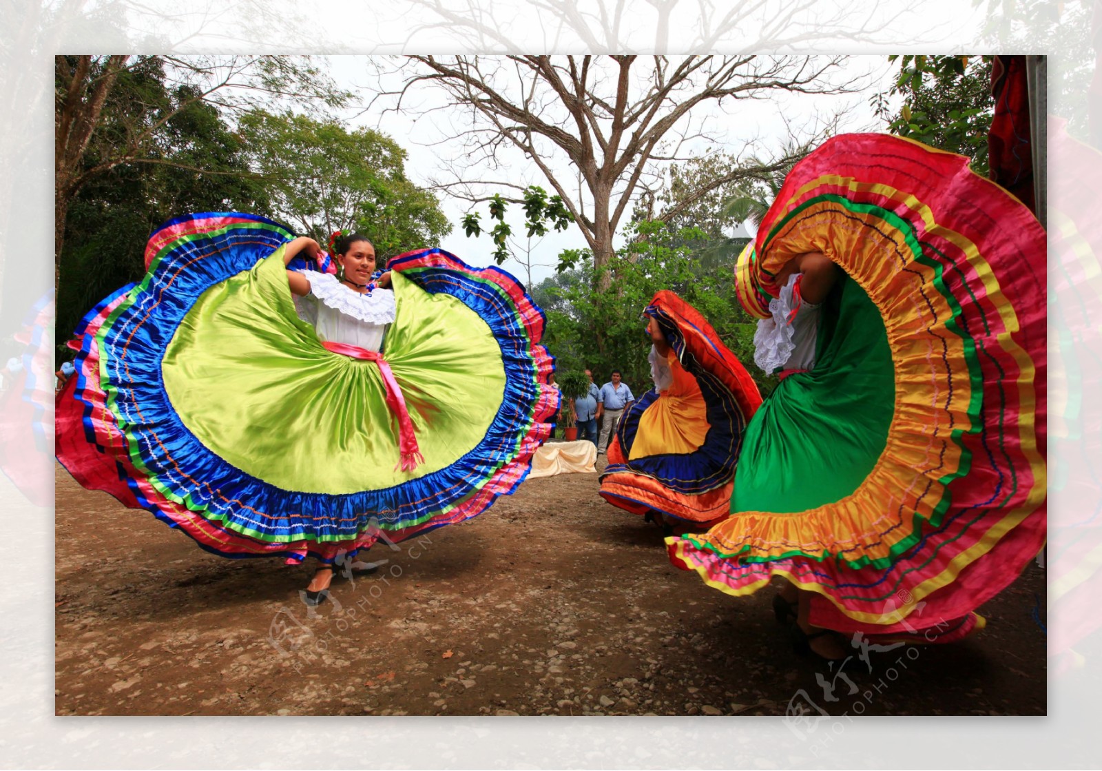 哥斯达黎加女青年跳起民族舞蹈图片