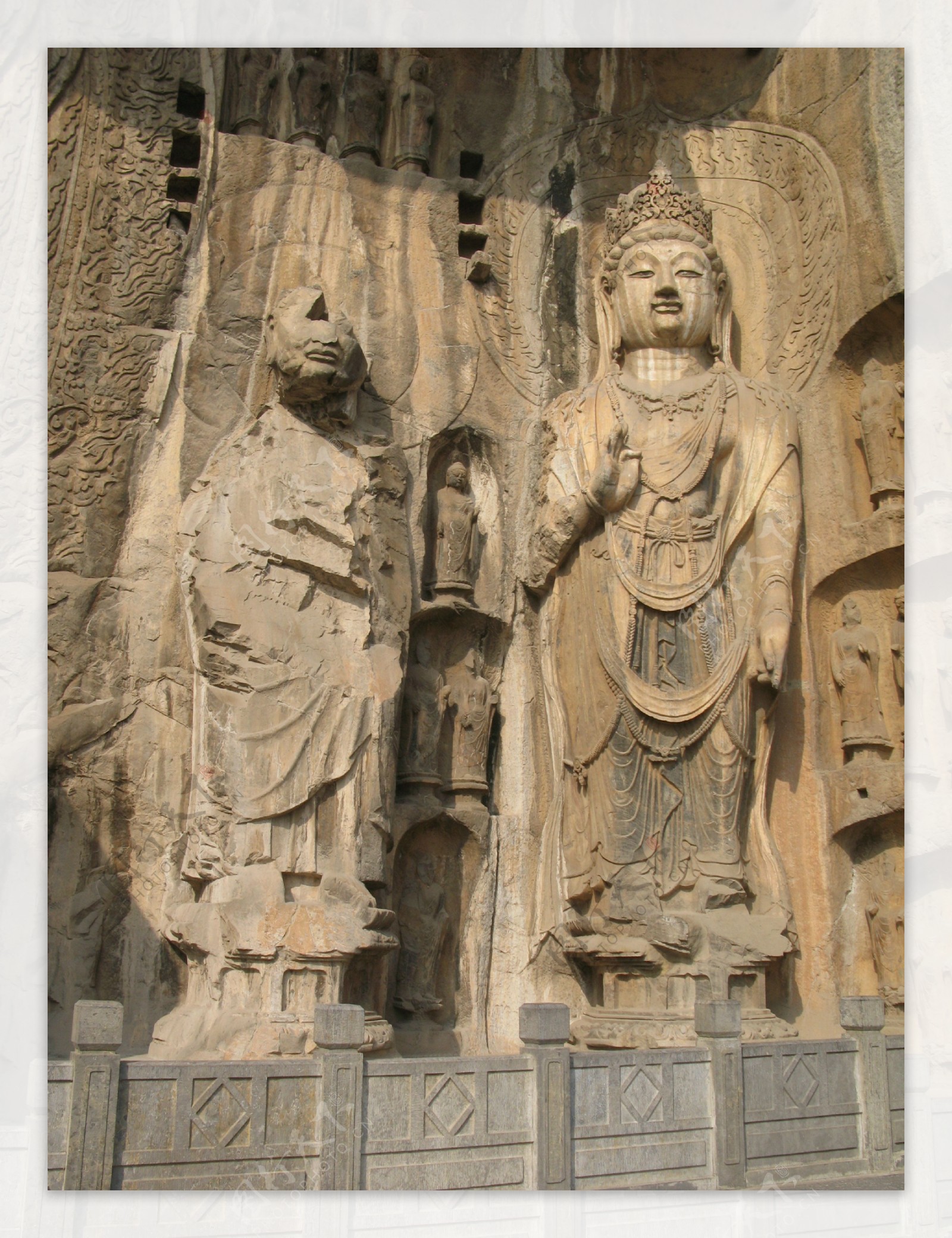 龙门石窟菩萨及罗汉石雕像