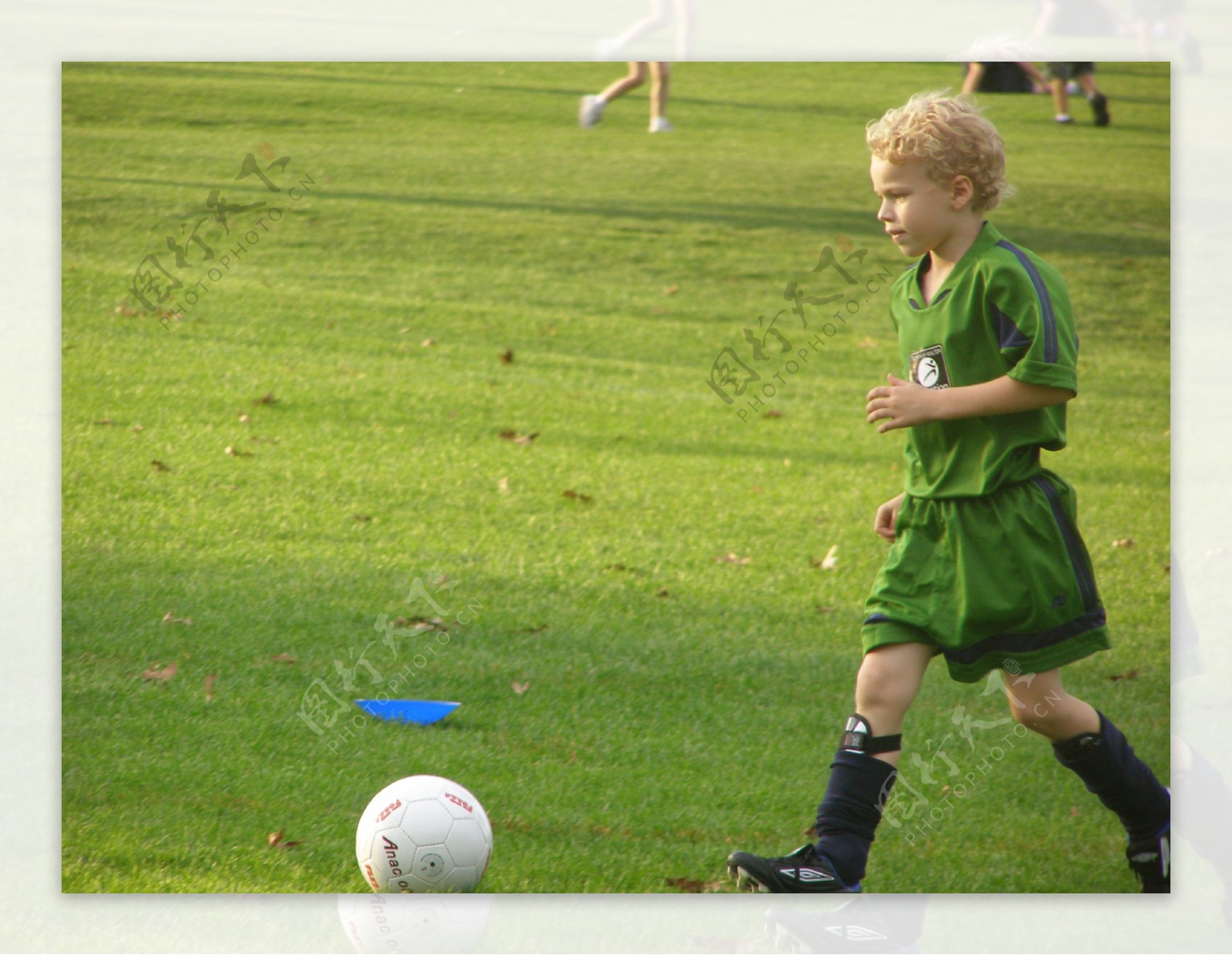 外國兒童踢足球图片