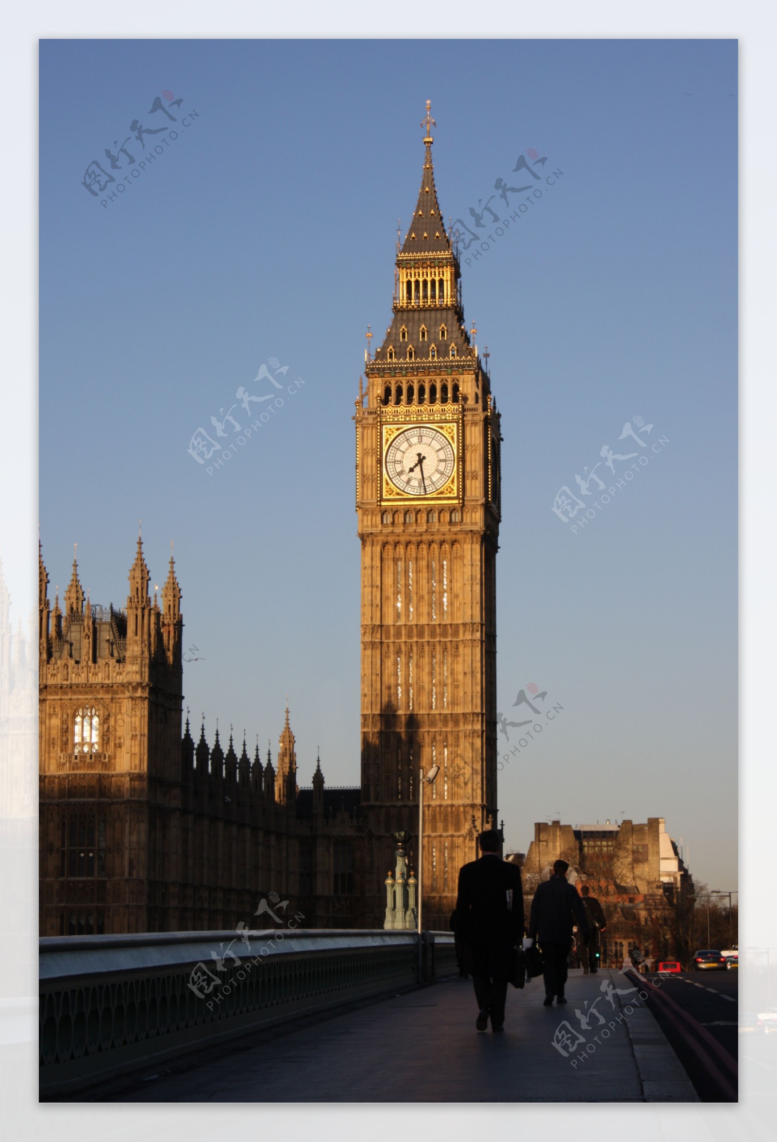 商人走在伦敦的大本钟