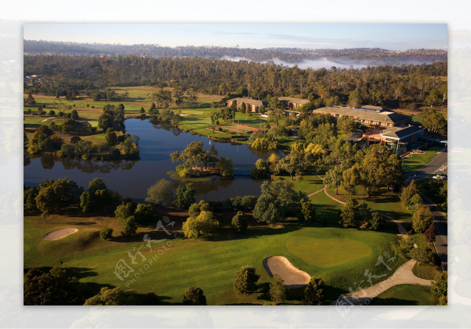 高尔夫球场美景鸟瞰图图片