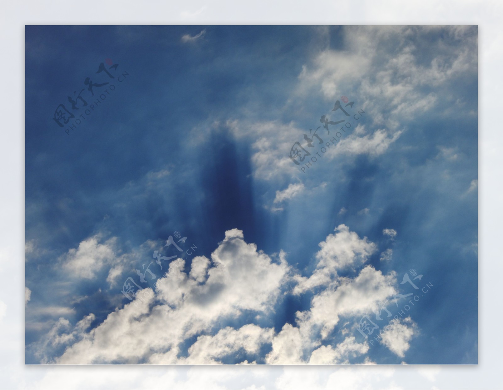 奇异的云装饰油画图片下载