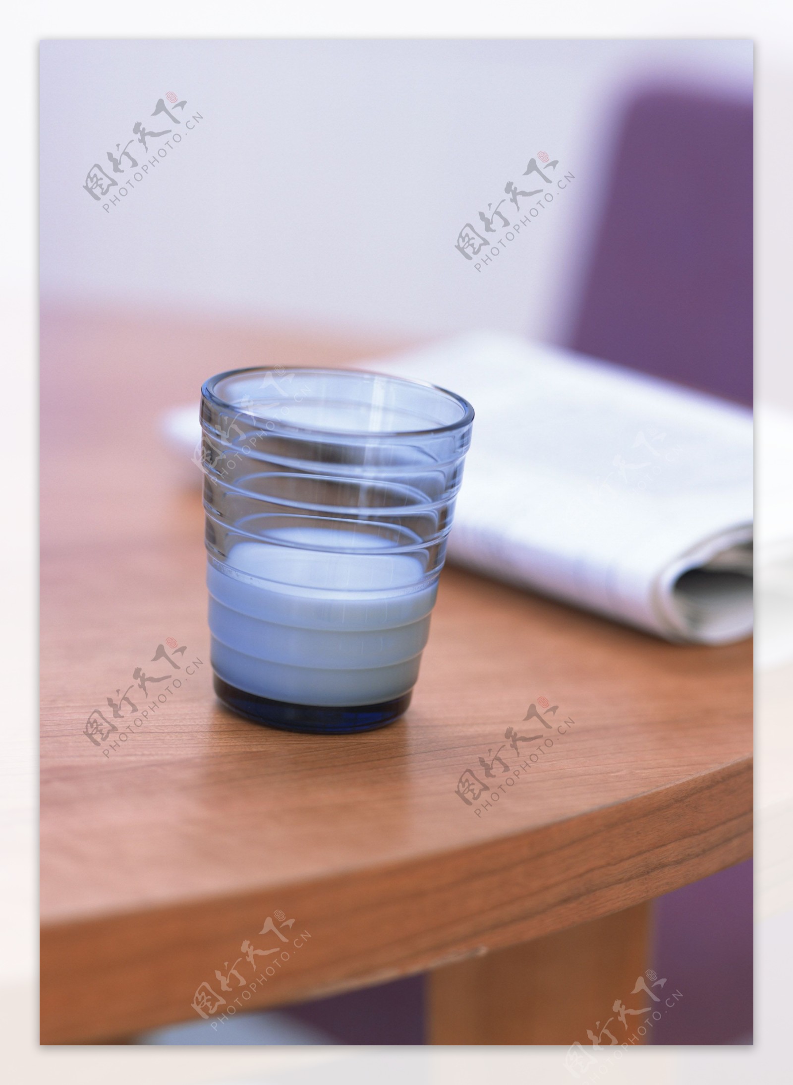 桌子牛奶摄影图片