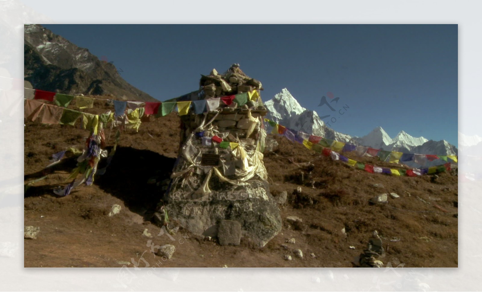 随着佛教经幡在喜马拉雅山的股票视频纪念碑