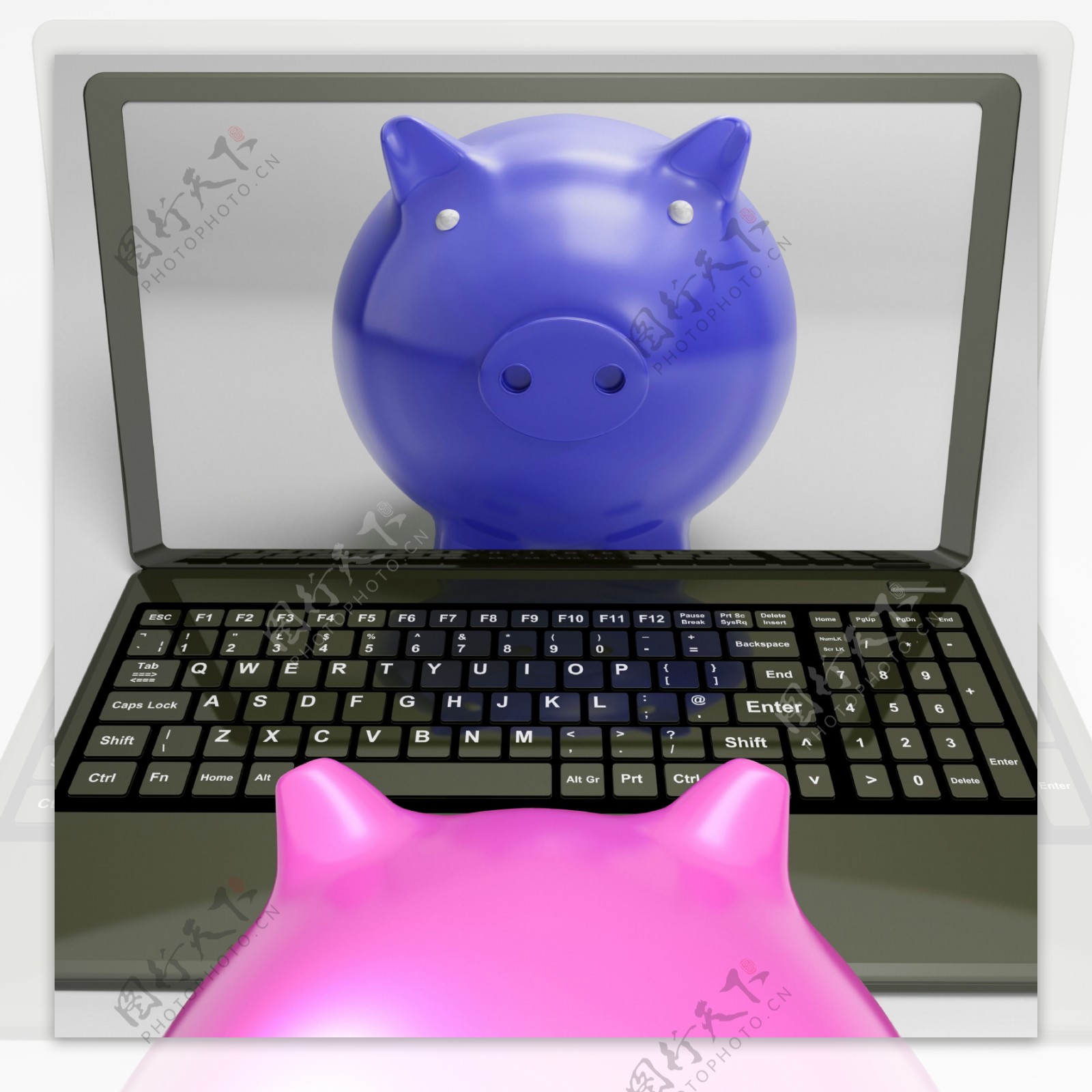 小猪在屏幕上显示互联网投资储蓄