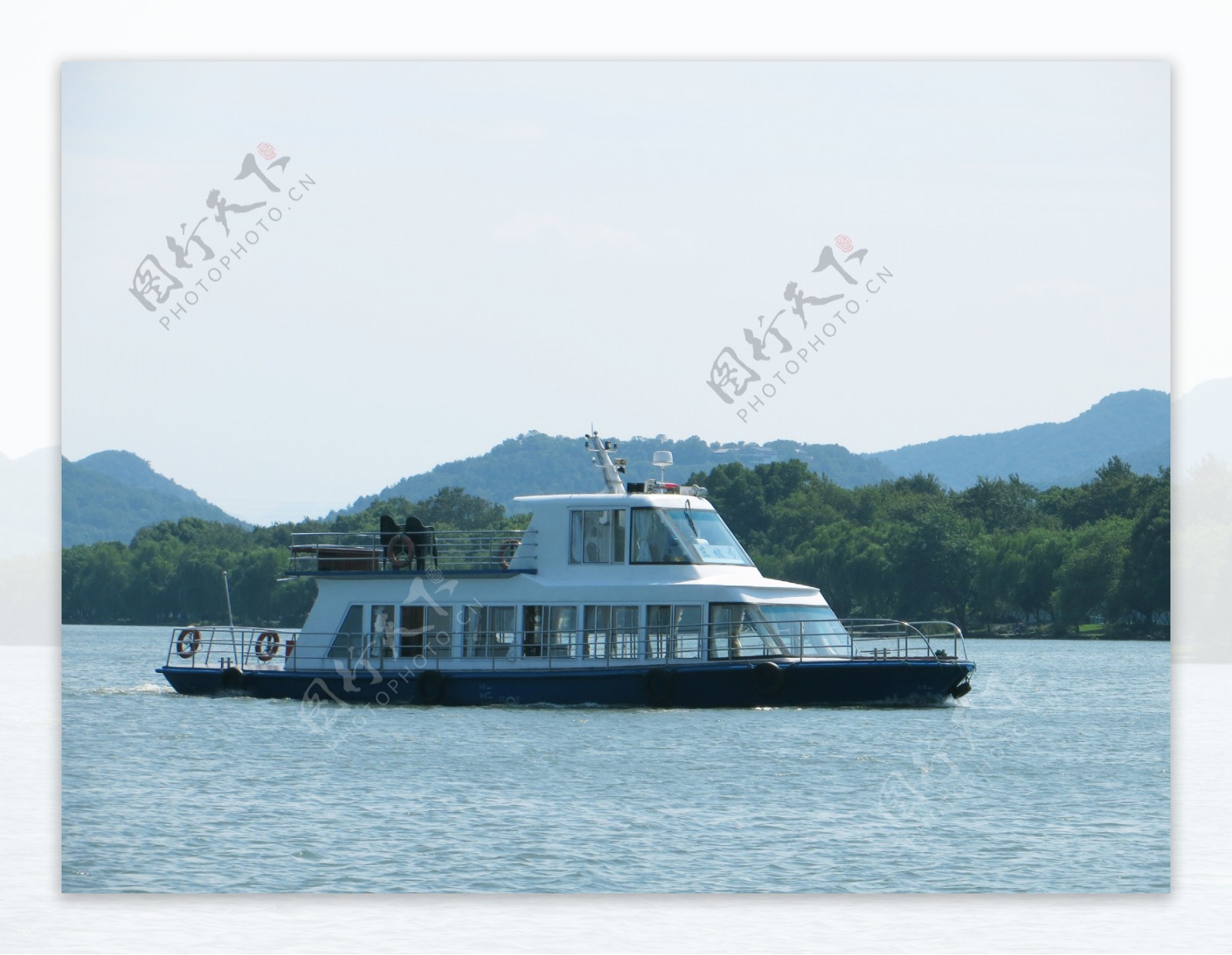 西湖上的旅游巡逻船图片