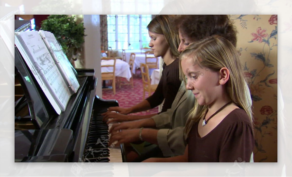 姨妈和外甥女弹钢琴5股票的录像