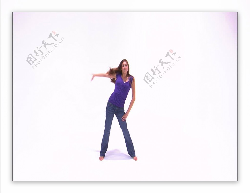 女孩在紫色的衬衫和牛仔裤29股票视频跳舞