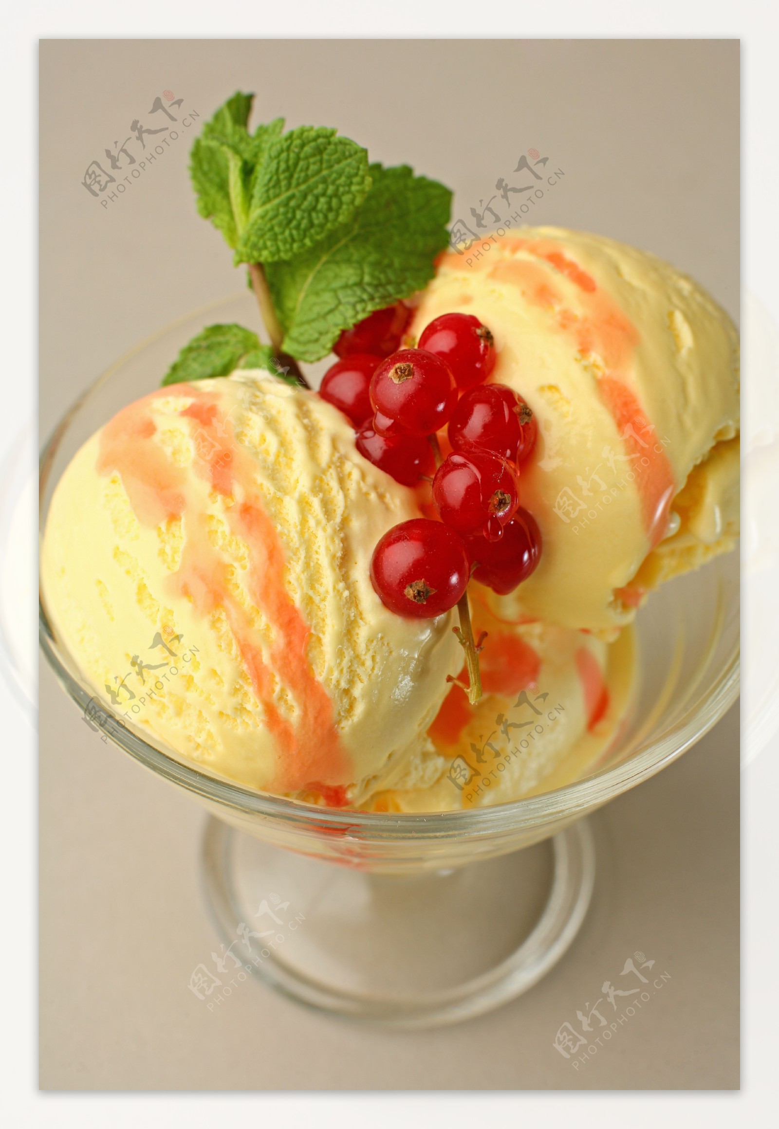 奶油水果冰激淋图片