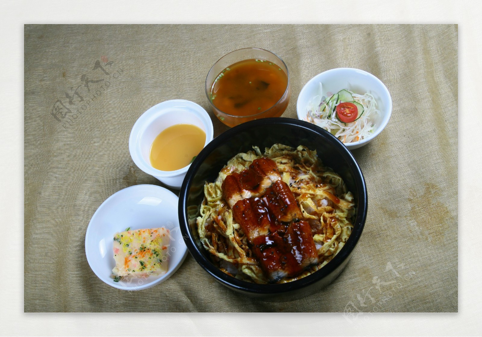 日式套餐烤鳗鱼饭图片