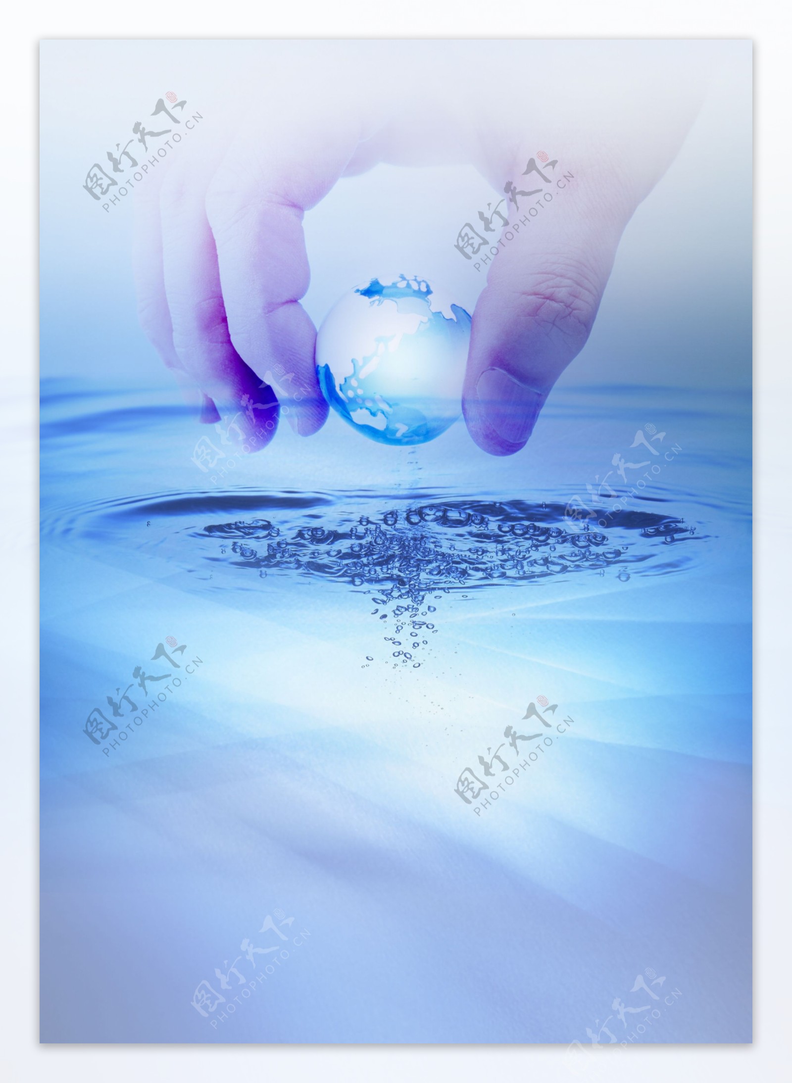 手地球水滴水图片
