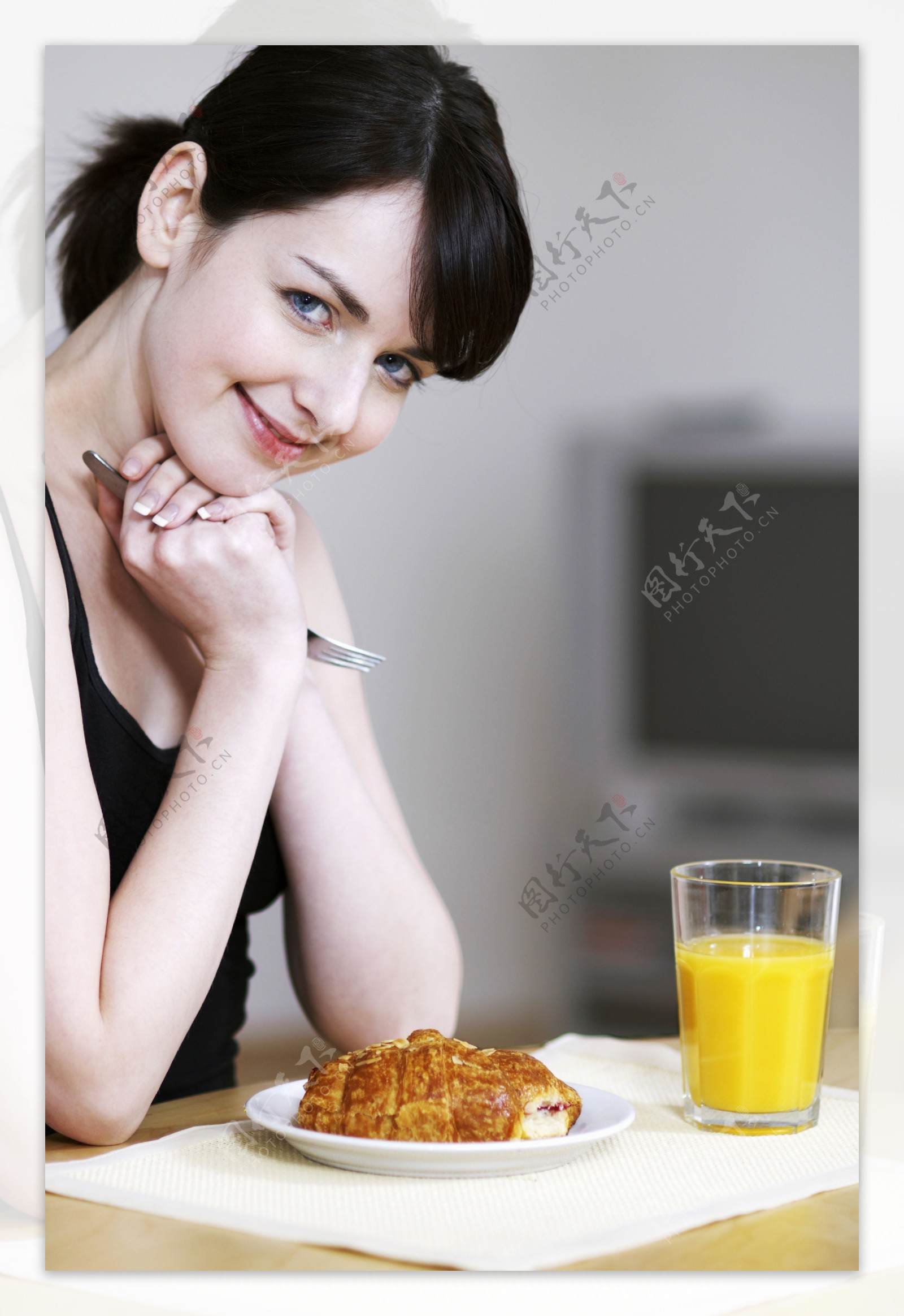 吃营养早餐的美女图片