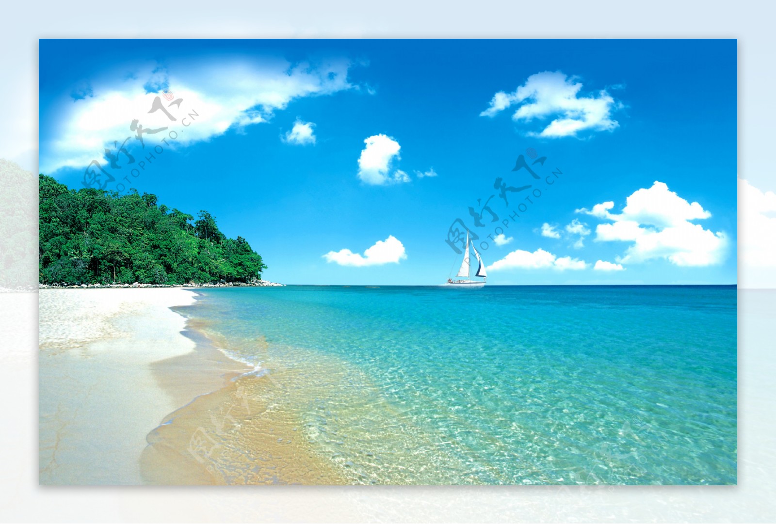 蓝天绿水海滩图片