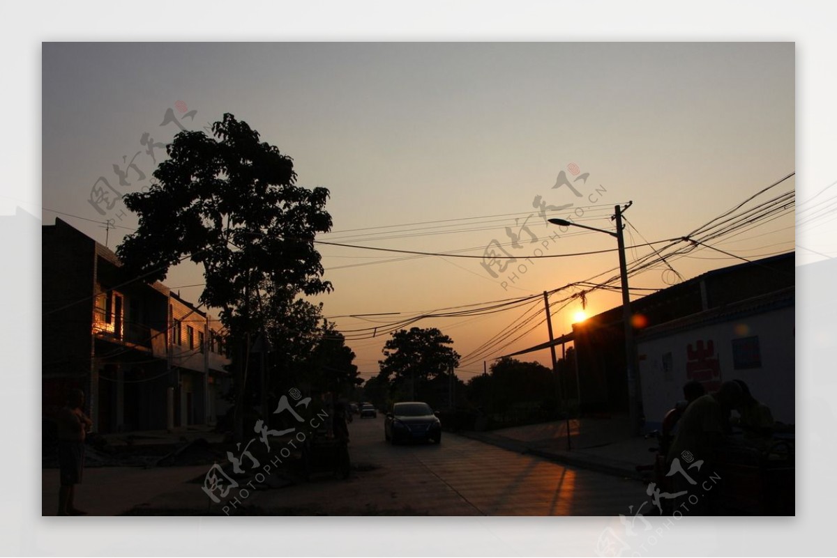 夕阳下的小镇图片