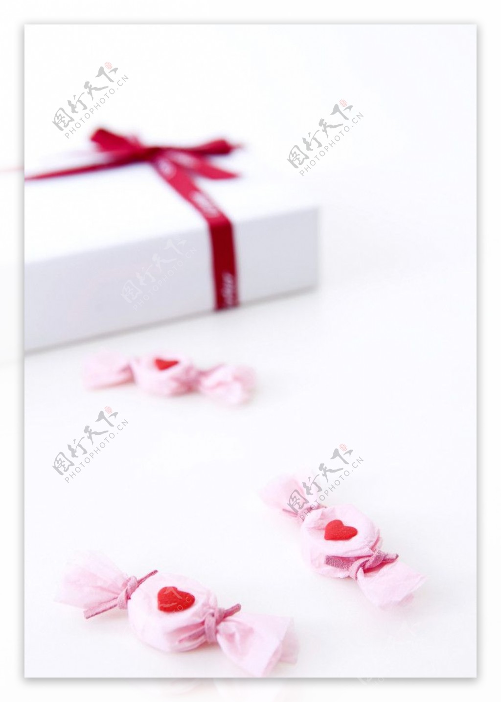 礼盒和粉色糖果图片