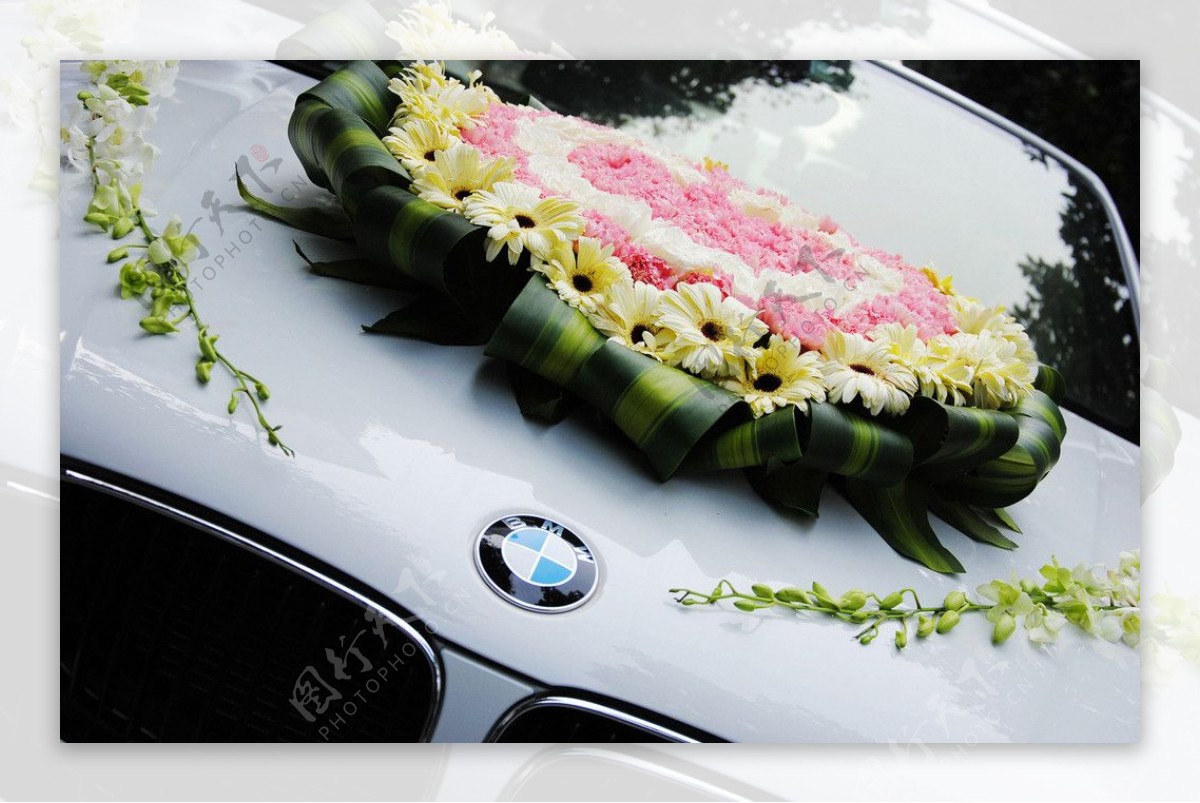 婚礼花车鲜花装饰图片