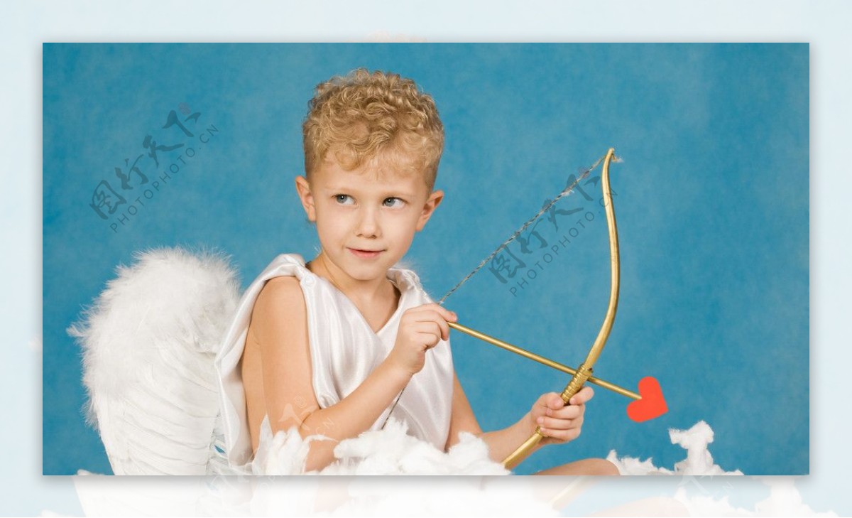 拿着爱心弓箭的小天使图片