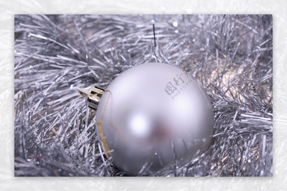 银白色圣诞球图片