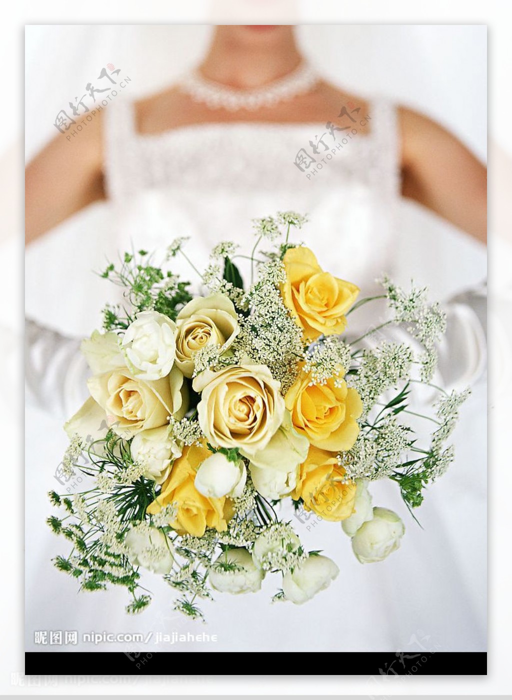 白色婚纱鲜花图片