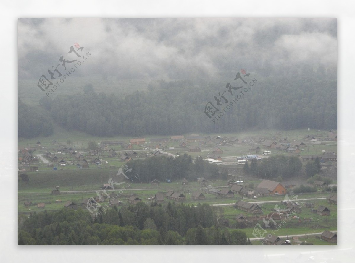 烟雾笼罩村庄图片