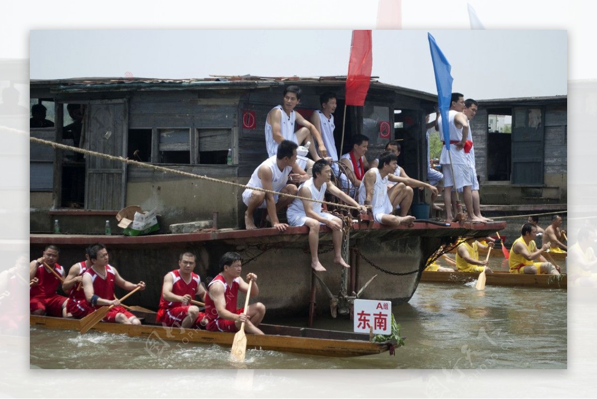 龙舟比赛村民图片