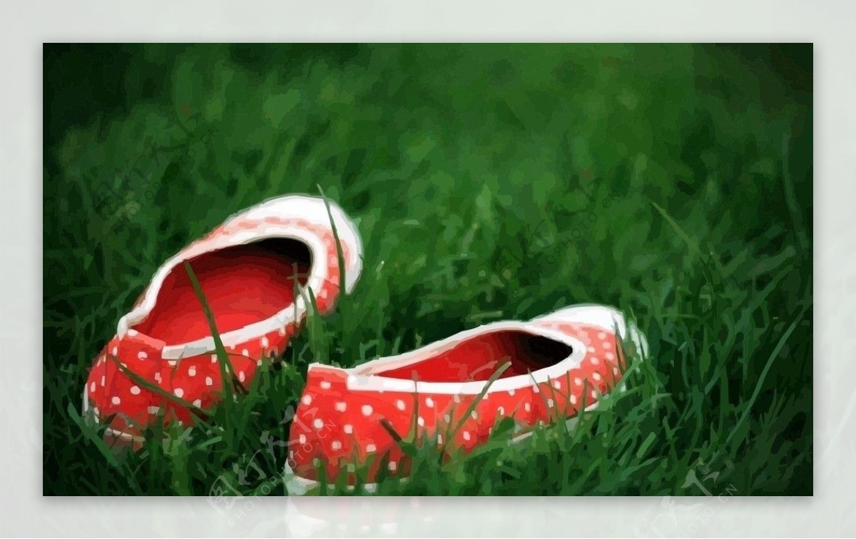 绿草地上的红鞋图片