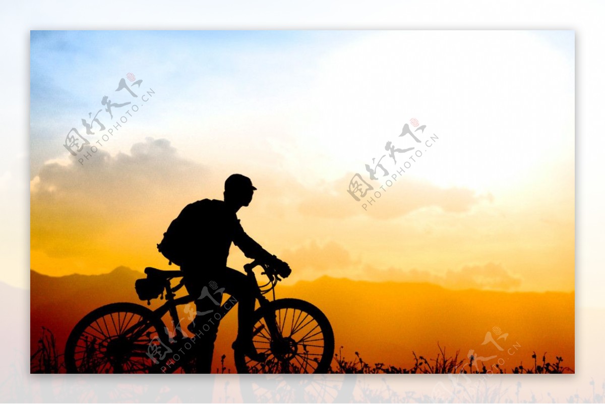 夕阳下的自行车骑行者图片