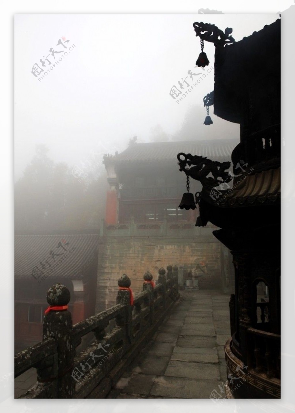 雾中寺院图片