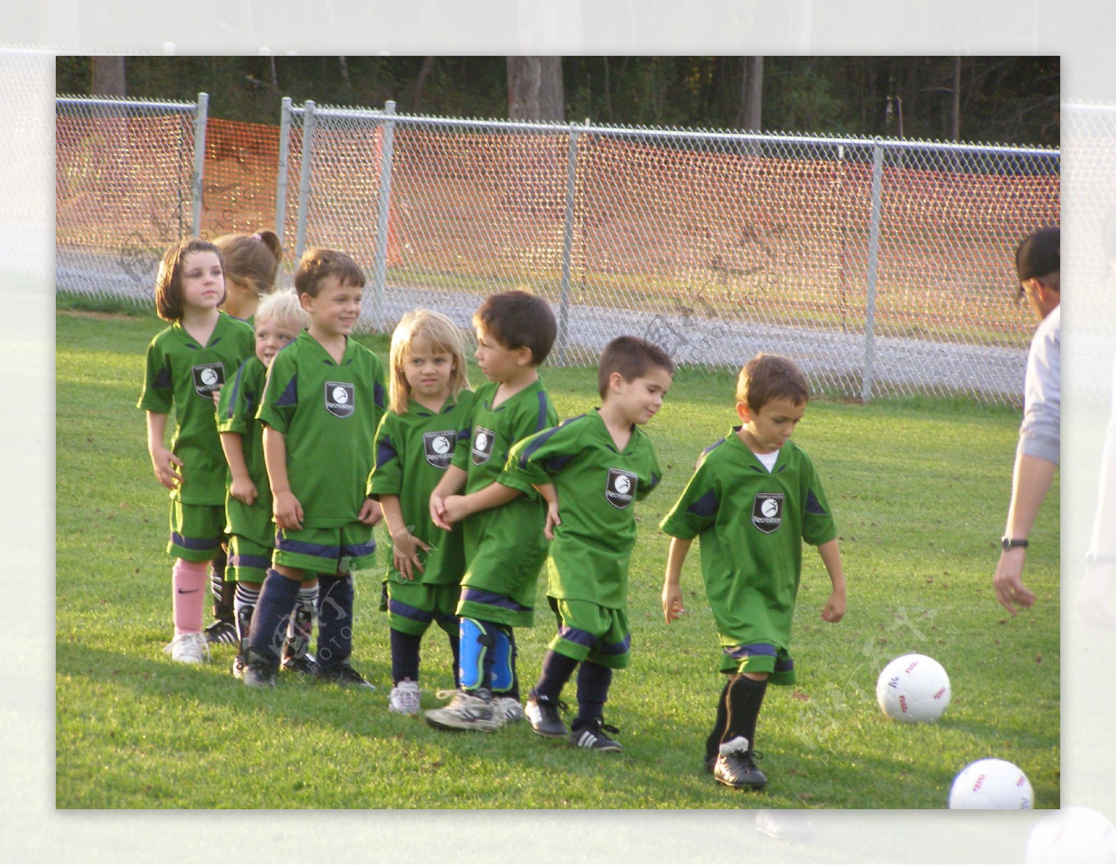 一群小孩學踢足球图片