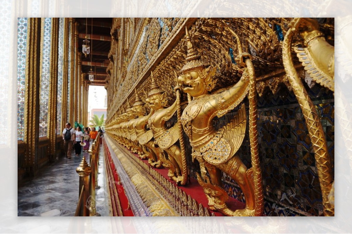 金色寺院塑像图片