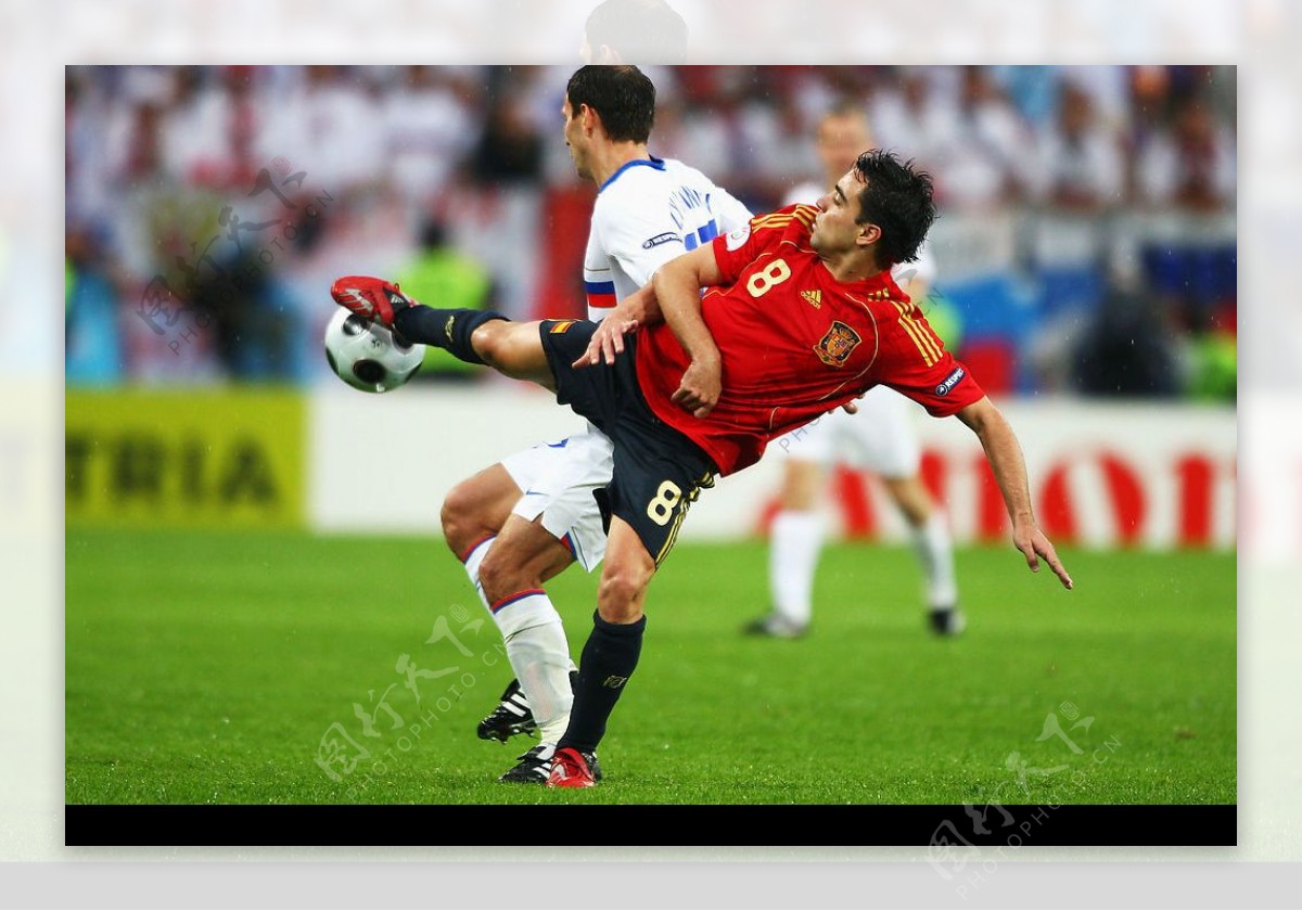 2008欧洲杯西班牙队哈维与对手争抢图片