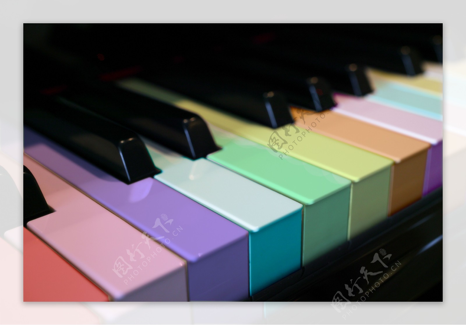 彩色钢琴图片