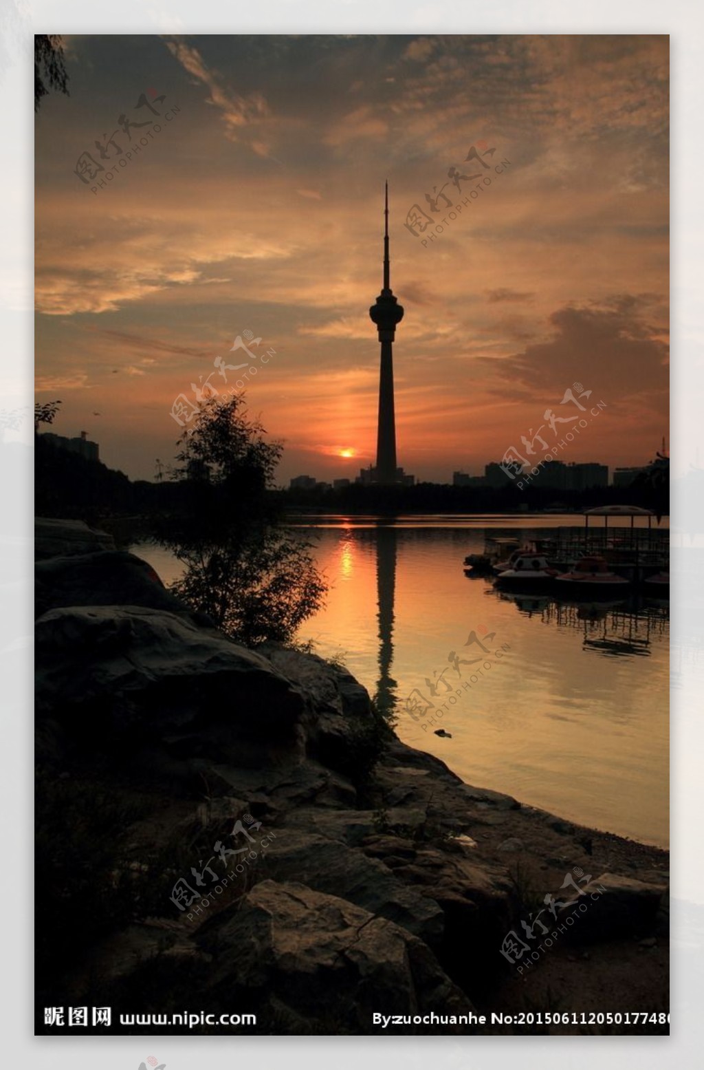 夕阳下的中央电视塔图片