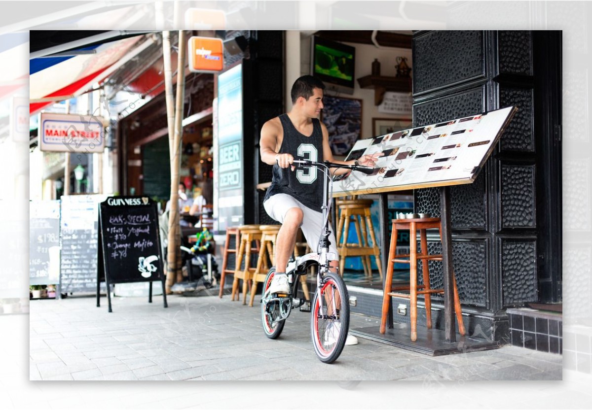 街景骑单车的人图片